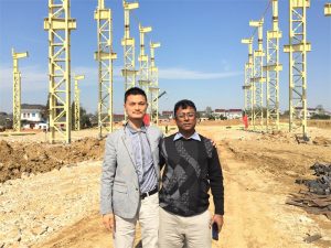 I clienti del Bangladesh vengono a visitare la nuova fabbrica che stiamo costruendo