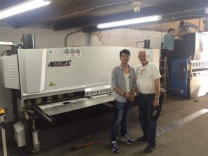 Visitatore di Cipro Visita Press Machine e Shearing Machine nella nostra fabbrica