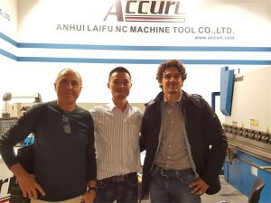 I clienti ungheresi visitano la nostra mostra