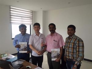 I clienti dello Sri Lanka discutono la tecnologia con Mr.Tai nel nostro ufficio