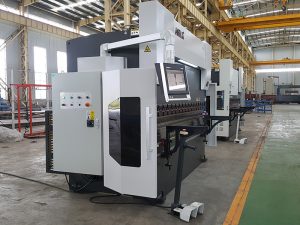 pressa piegatrice del robot